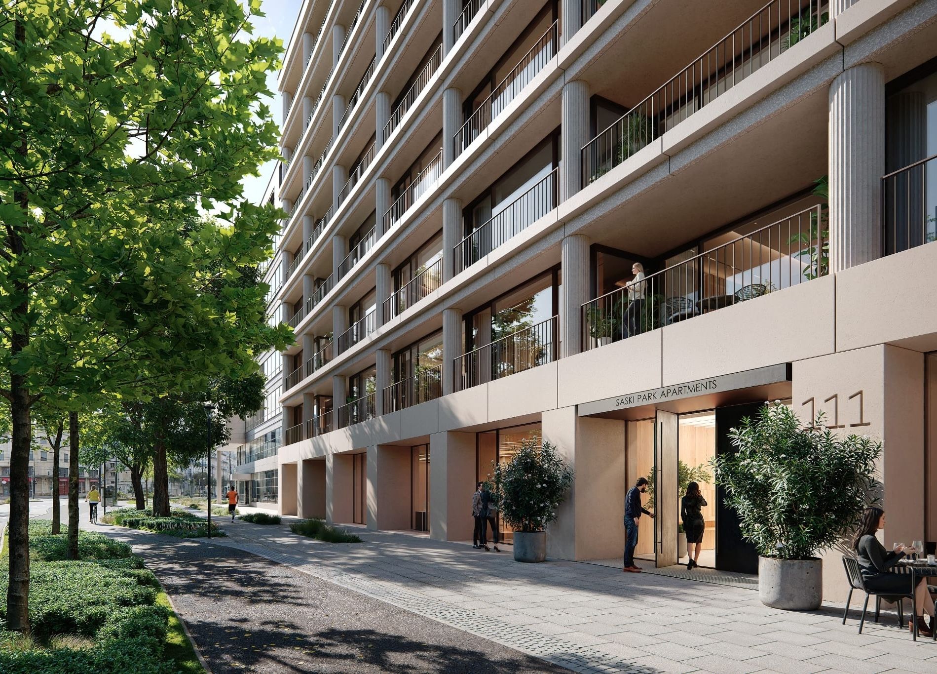 Nowoczesny budynek mieszkalny Saski Park Apartments z klasycystycznymi kolumnami, balkonami z metalowymi balustradami i przeszkloną strefą wejściową na parterze. Przed wejściem drzewa, krzewy i przechodnie, z numerem budynku "111" widocznym przy drzwiach.